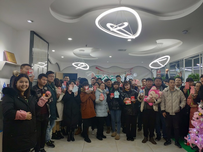 平安夜&圣誕節(jié)，塔孜給小伙伴們“交換禮物、傳遞真情”